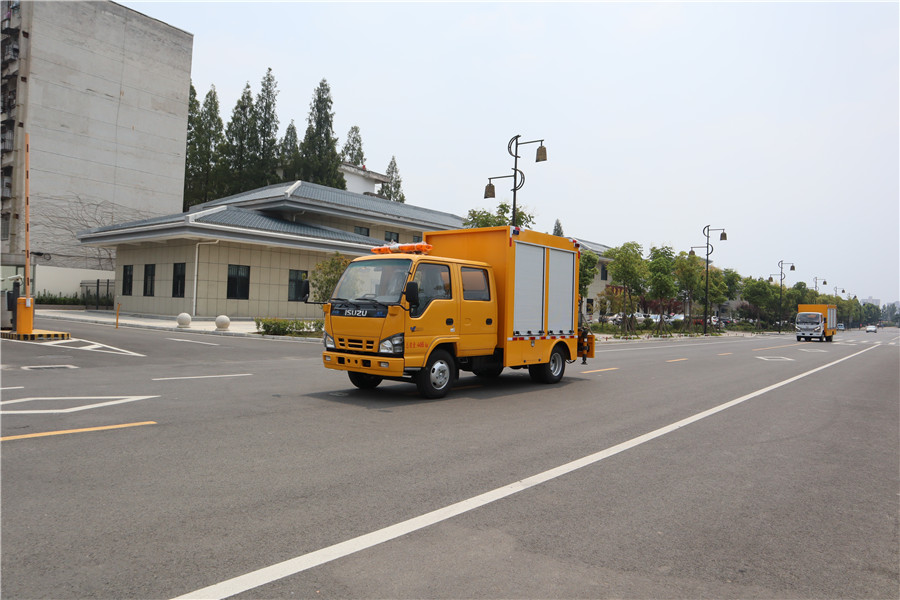 CLW5045XXHQ6五十铃带吊救险车